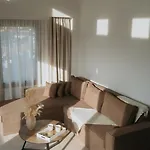 Malou And Charma Apartment *